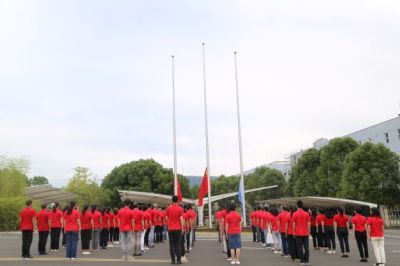 迎国庆 铭初心 美高梅集团医药举行国庆升旗宣誓仪式